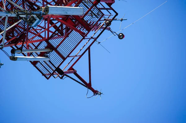 Телекоммуникационная радиосигнальная башня над голубым небом — стоковое фото