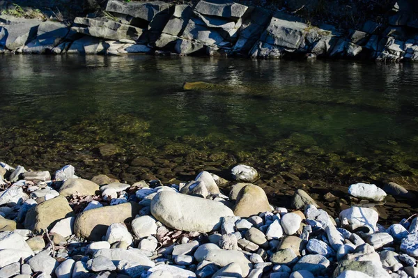 Nehrin kayalık sahili. Kırsal nehir manzarası — Stok fotoğraf