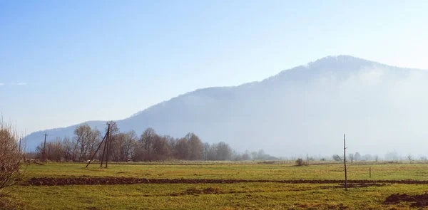 Soleado paisaje otoñal en las montañas —  Fotos de Stock