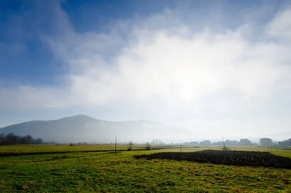 Sonnige Herbstlandschaft in den Bergen — Stockfoto