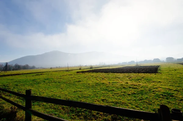 Soleado paisaje otoñal en las montañas —  Fotos de Stock