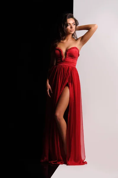 Kırmızı elbiseli muhteşem kadın. Stüdyo resmi, gri arka plan — Stok fotoğraf