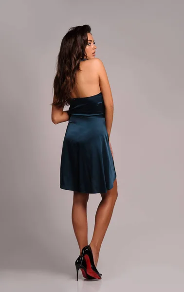 Hermosa mujer en vestido azul. Imagen del estudio, fondo gris —  Fotos de Stock