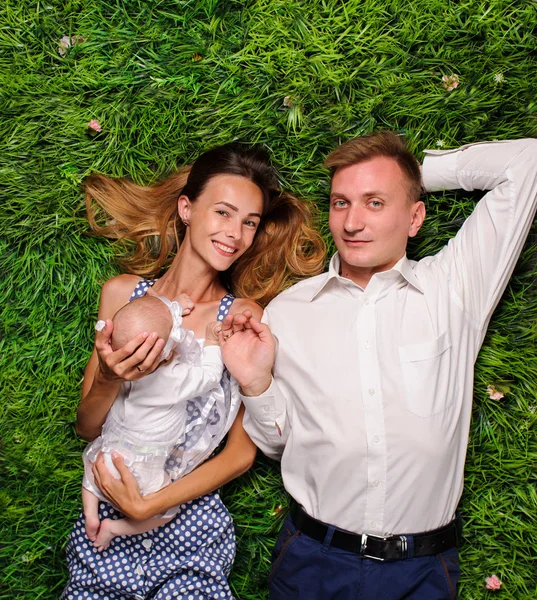 Padres felices con bebé recién nacido —  Fotos de Stock