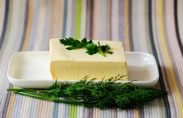 Stück Butter auf dem Schreibtisch — Stockfoto