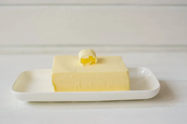 Kawałek masła na biurko z drewna — Zdjęcie stockowe