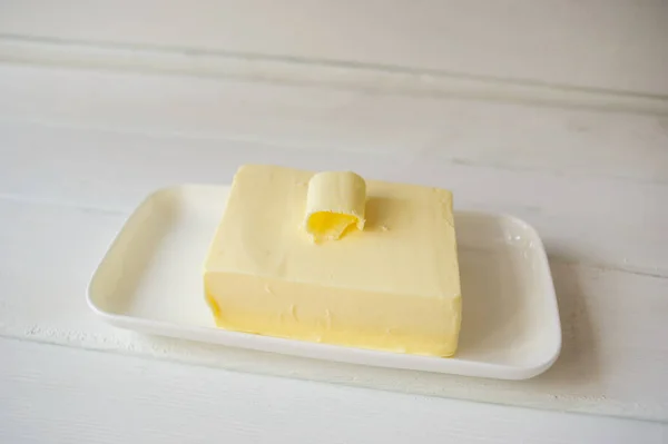 Kawałek masła na biurko z drewna — Zdjęcie stockowe
