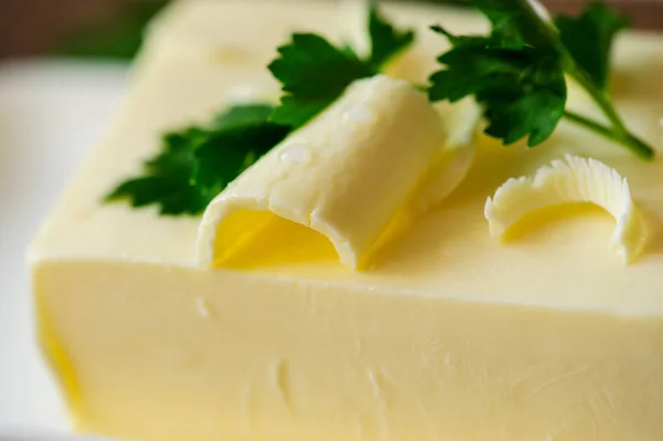 Kawałek masła na biurku — Zdjęcie stockowe