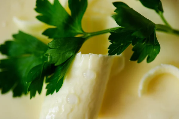 Bir masa üzerinde tereyağı parçası — Stok fotoğraf