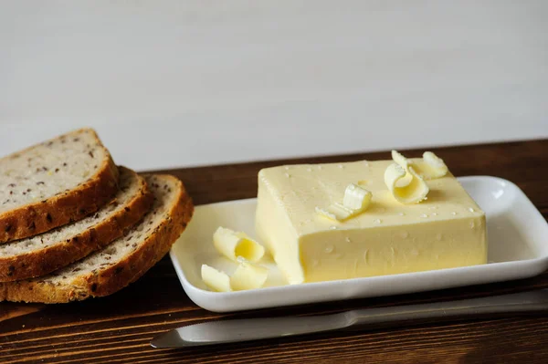 Pedazo de mantequilla en un escritorio —  Fotos de Stock