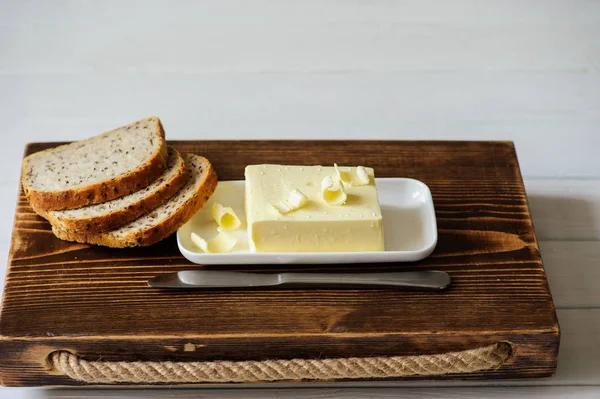 Pedazo de mantequilla en un escritorio —  Fotos de Stock