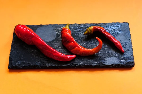 Paprika auf einem schwarzen Teller — Stockfoto
