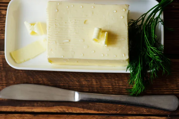 Stück Butter auf dem Schreibtisch — Stockfoto