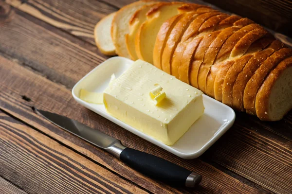 Bir masa üzerinde tereyağı parçası — Stok fotoğraf