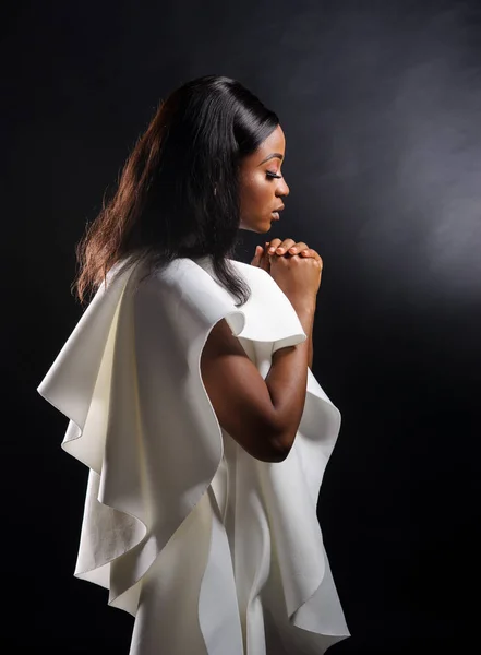 Портрет прекрасної молодої африканської жінки в білому платті над Ліцензійні Стокові Зображення