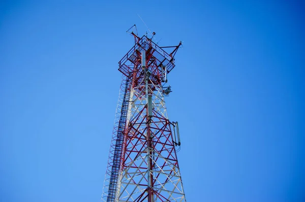 Telekomunikační rozhlasová věž nad modrým nebem Stock Snímky