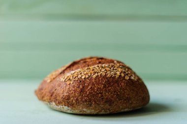 limon ahşap tahta üzerinde geleneksel ekmek somun