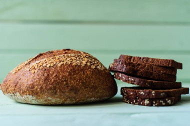 limon ahşap tahta üzerinde geleneksel ekmek somun