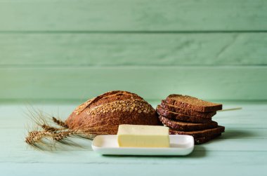 limon ahşap tahta üzerinde geleneksel ekmek somun