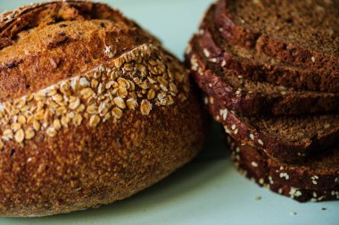 limon ahşap tahta üzerinde geleneksel ekmek somun