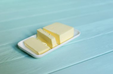 ahşap bir masa üzerine tereyağı parçası