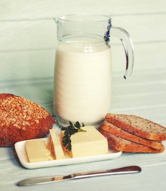 limon ahşap tahta üzerinde geleneksel ekmek somun