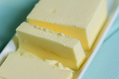 ahşap bir masa üzerine tereyağı parçası