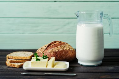 limon ahşap tahta üzerinde geleneksel ekmek somun