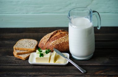 limon ahşap tahta üzerinde geleneksel ekmek somun