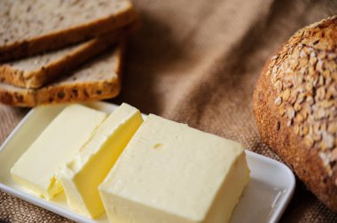 bir masa üzerinde tereyağı parçası