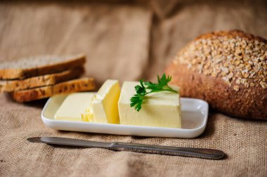 bir masa üzerinde tereyağı parçası