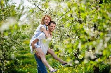 Genç çift bahçede eğleniyor