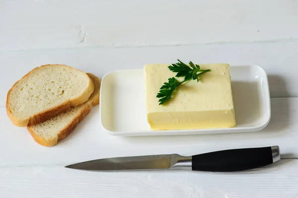 Stück Butter auf dem Schreibtisch — Stockfoto