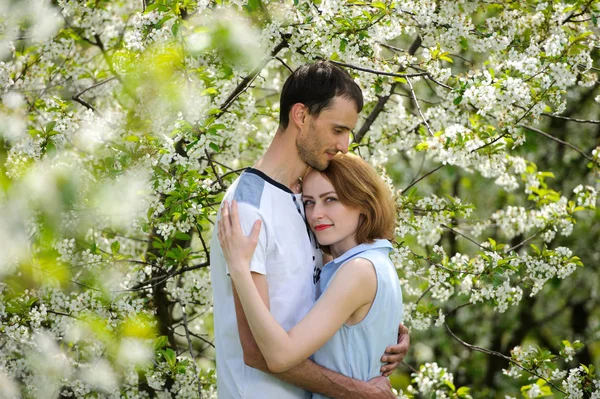 Молодая пара в саду — стоковое фото