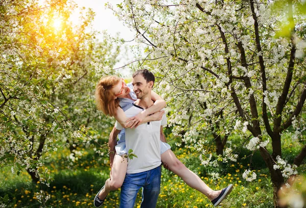 Jovem casal se divertir no jardim — Fotografia de Stock