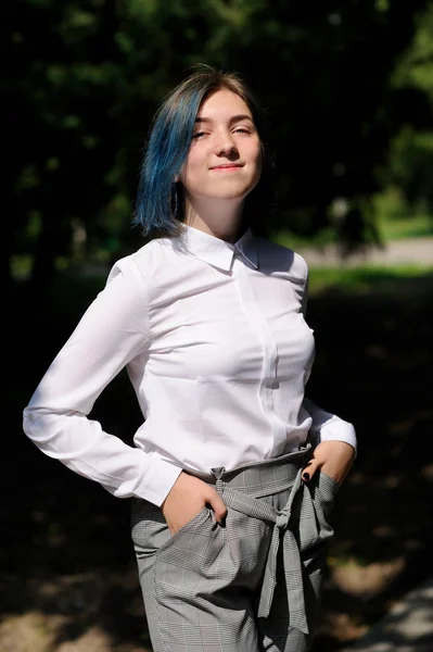 在绿色夏季公园的白色上衣的少女 — 图库照片