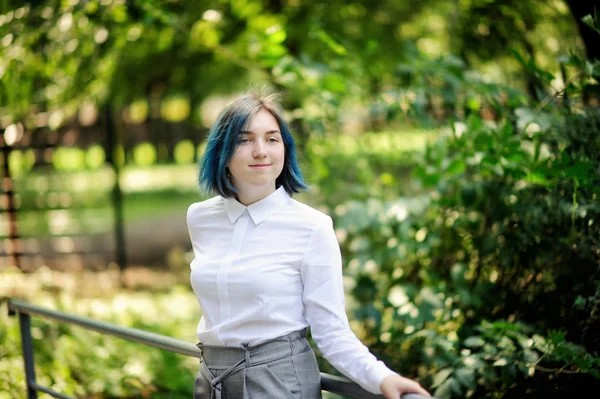 Tonårs flicka i vit blus i grön sommarpark — Stockfoto