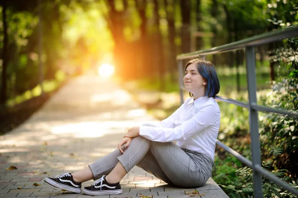 Adolescente in camicetta bianca nel parco verde estivo — Foto Stock