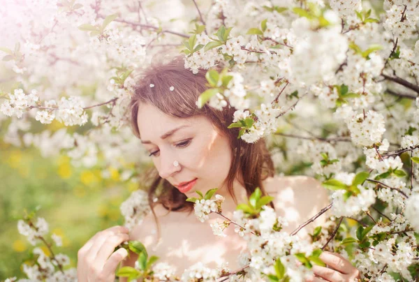 Portrait of a young woman in the garden — Stock Photo, Image