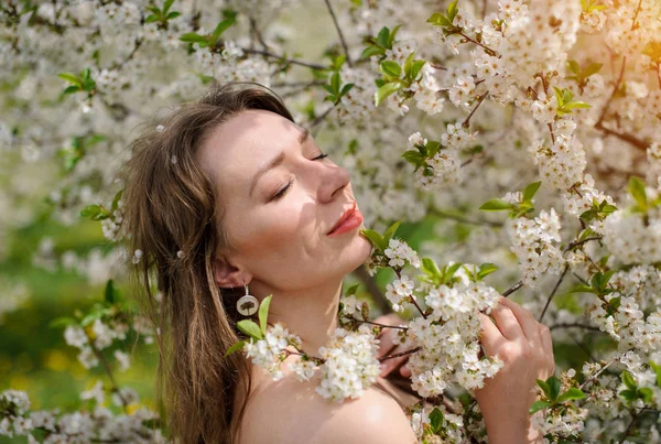 Retrato de uma jovem mulher no jardim — Fotografia de Stock