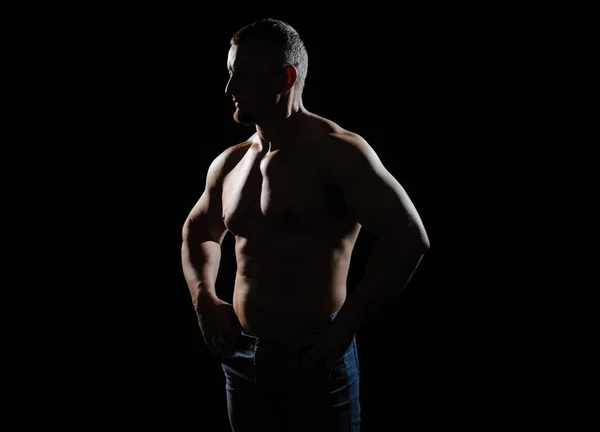 Imagen del hombre muscular posando en el estudio — Foto de Stock