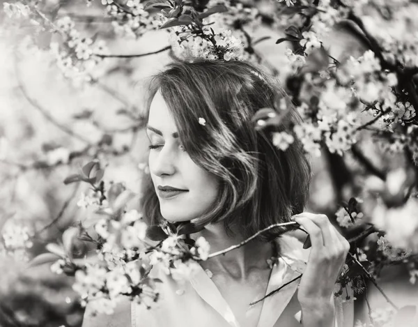 Retrato de uma jovem mulher no jardim — Fotografia de Stock