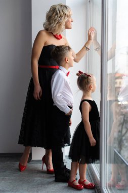 pencerenin yanında çocuklu mutlu anne