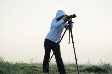 kamera ve tripod açık manzara pic alarak fotoğrafçı