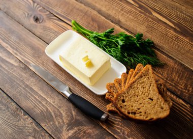 bir masa üzerinde tereyağı parçası