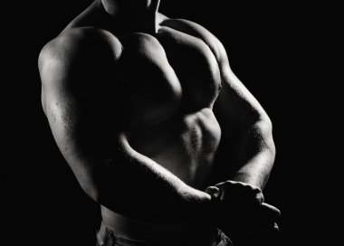 Stüdyoda poz veren kaslı adamın görüntüsü