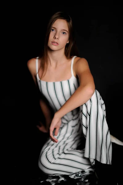 Foto di moda di bella ragazza che indossa vestiti in bianco e nero — Foto Stock