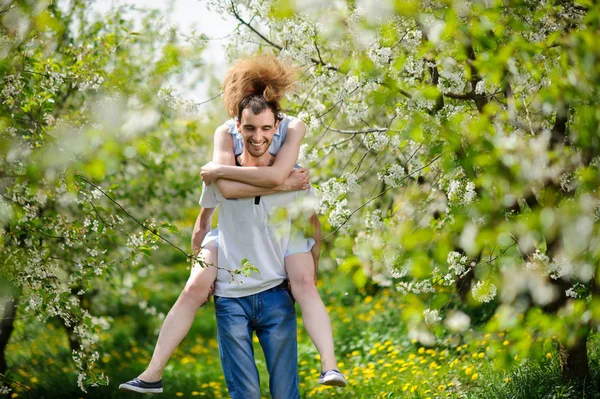 Genç çift bahçede eğleniyor — Stok fotoğraf