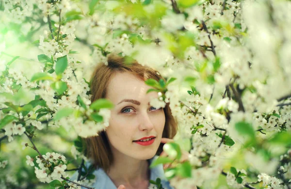 Porträtt av en ung kvinna i trädgården — Stockfoto