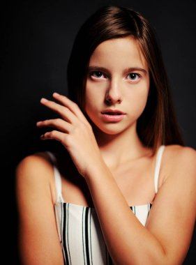 siyah beyaz clothi giyen güzel kız moda resmi